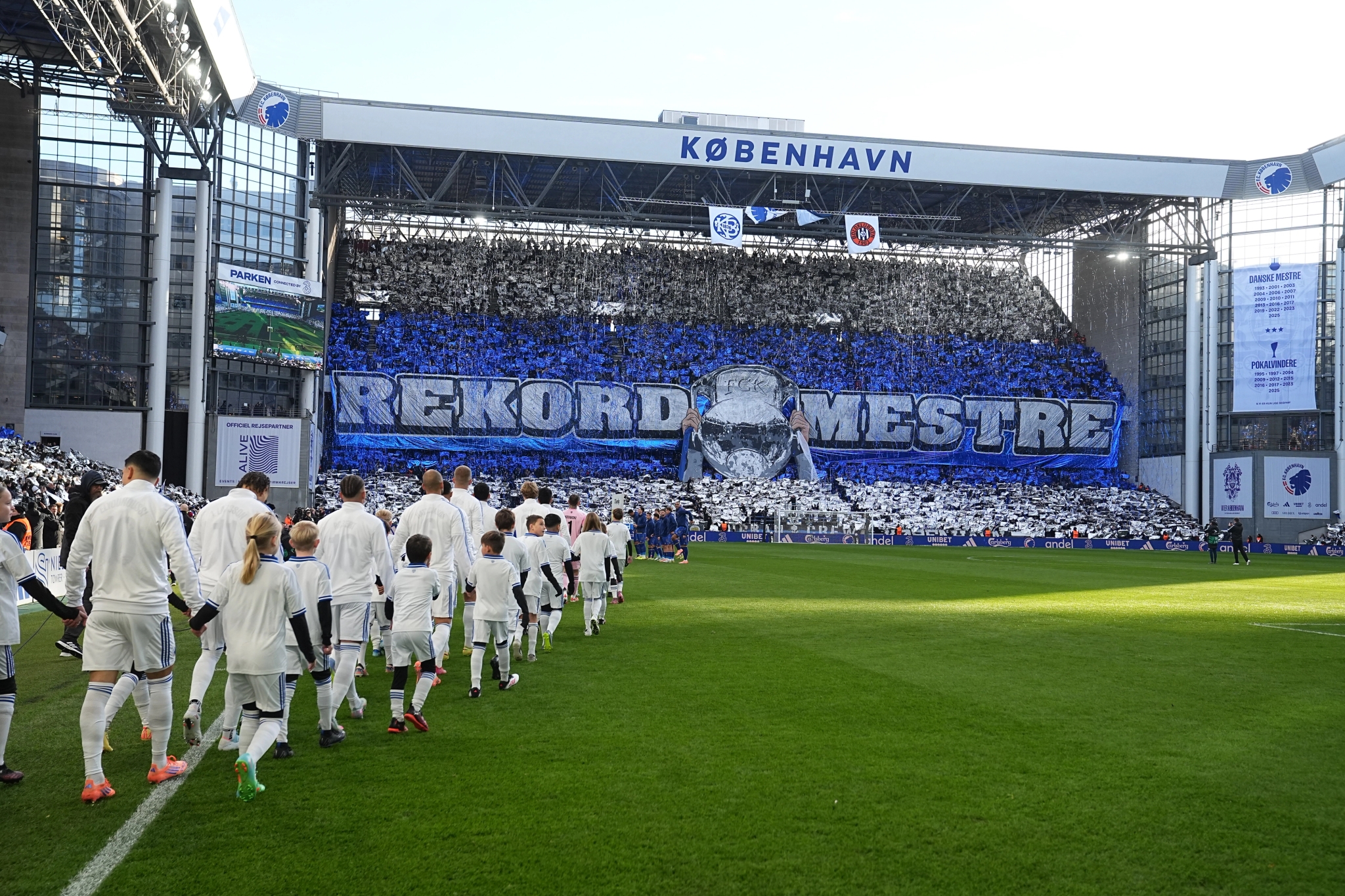 Tronskifte? Banen i Parken topper halvvejs  