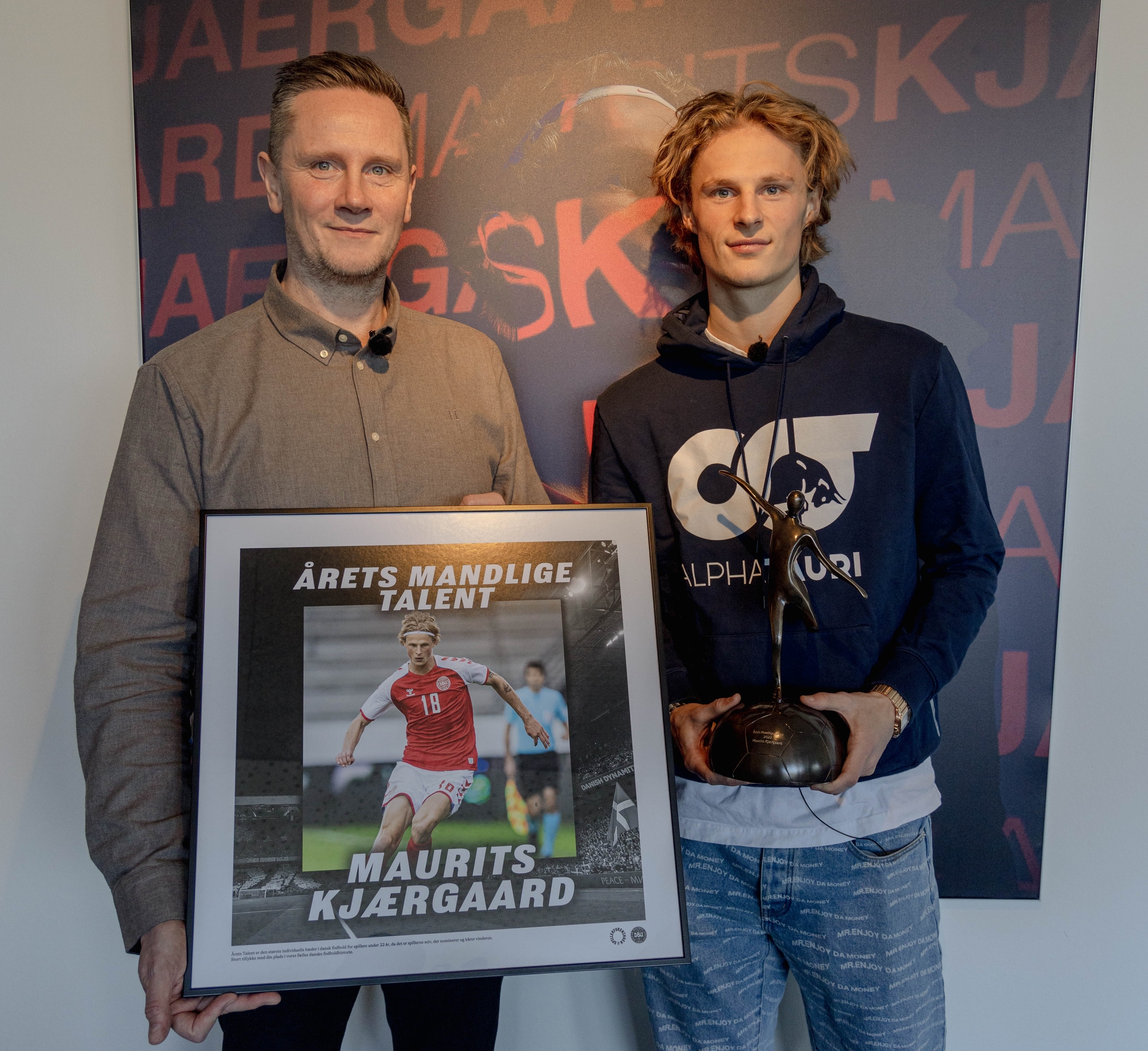 Vores direktør, Michael Sahl Hansen, overraskede Maurits Kjærgaard i Salzburg med prisen som Årets Mandlige Talent 2022