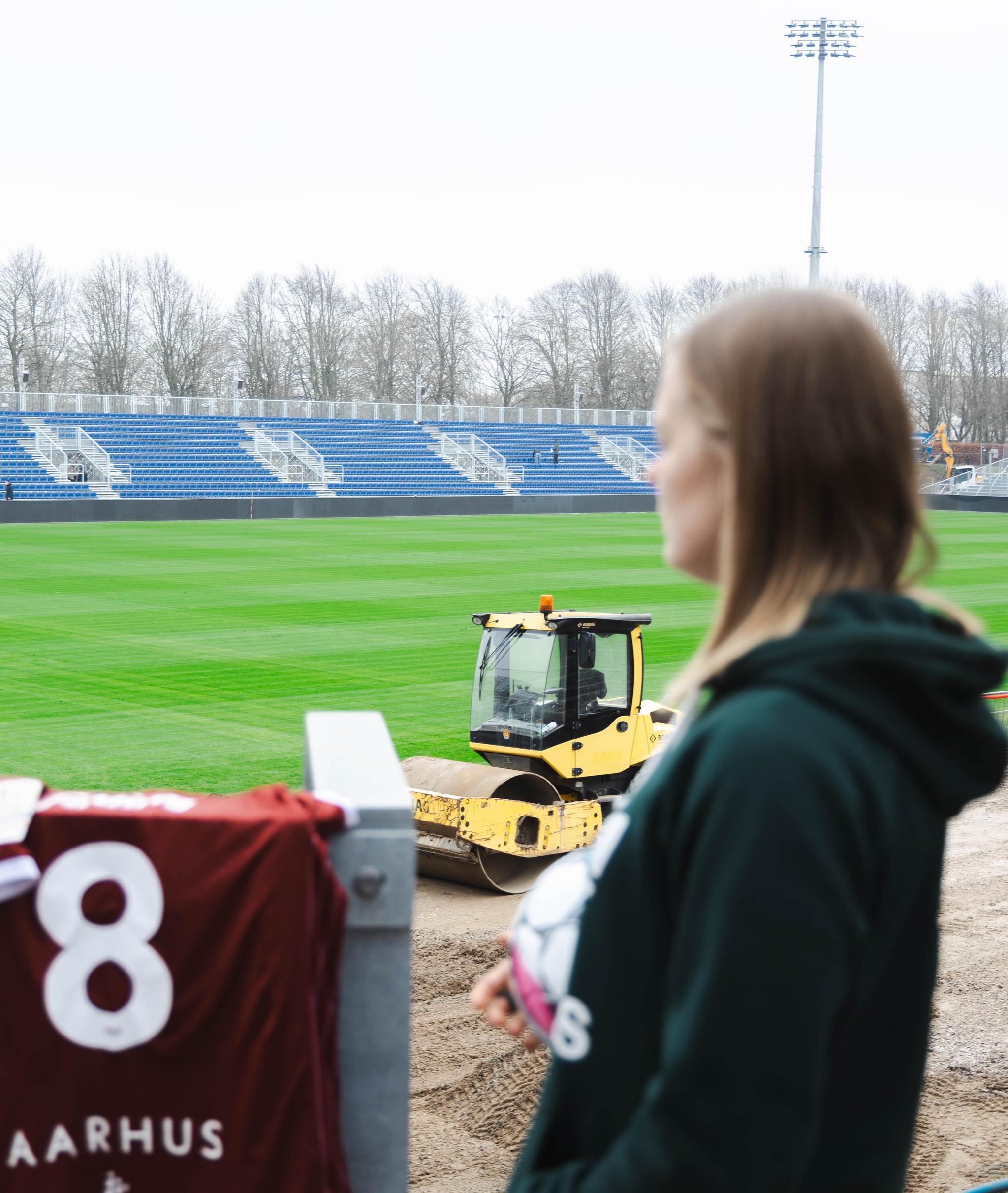 AGF-anfører Sarah Dyrehauge ser til, mens AGF's midlertidige hjemmebane tager form.