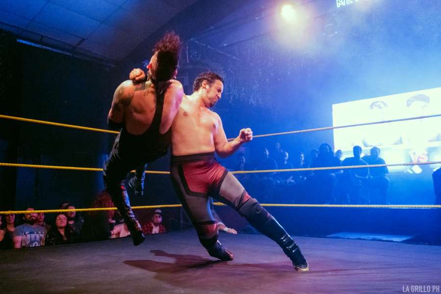 Max dando un brutal lazo al cuello a Prosciutto Humano