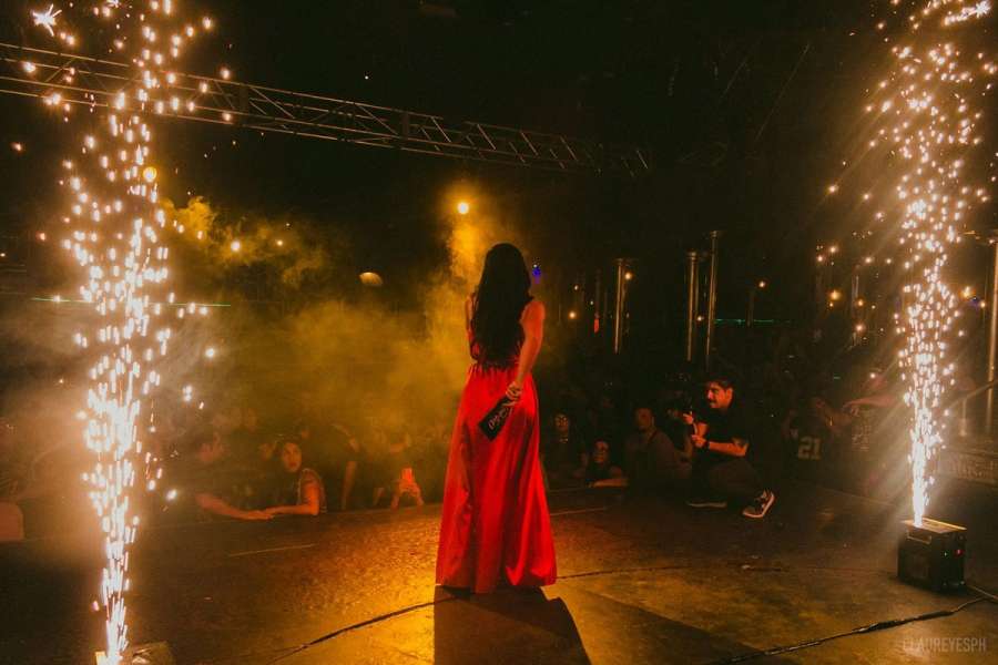 Natalia en el scenario entre chispas 