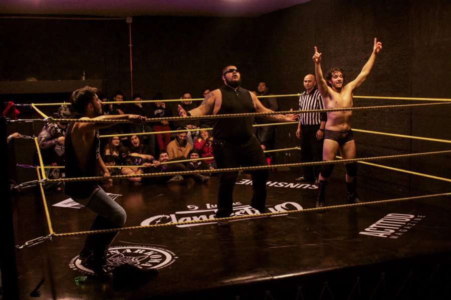 Bad Bunny Crew celebrando arriba del ring