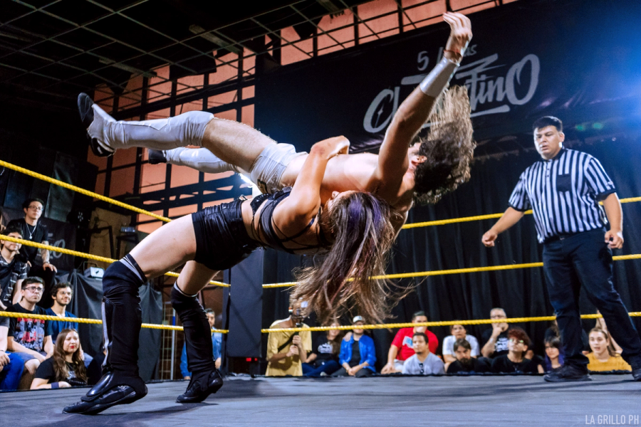 Riley aplicando un suplex aleman 