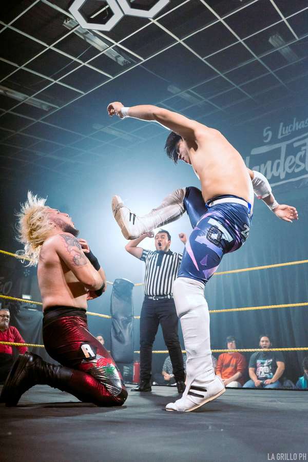 Zack pegandole una patada a Alessandro
