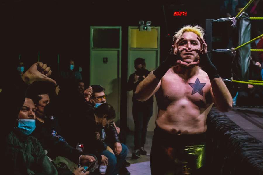 Alessandro fuera del ring haciendo la forma de un corazón con sus manos