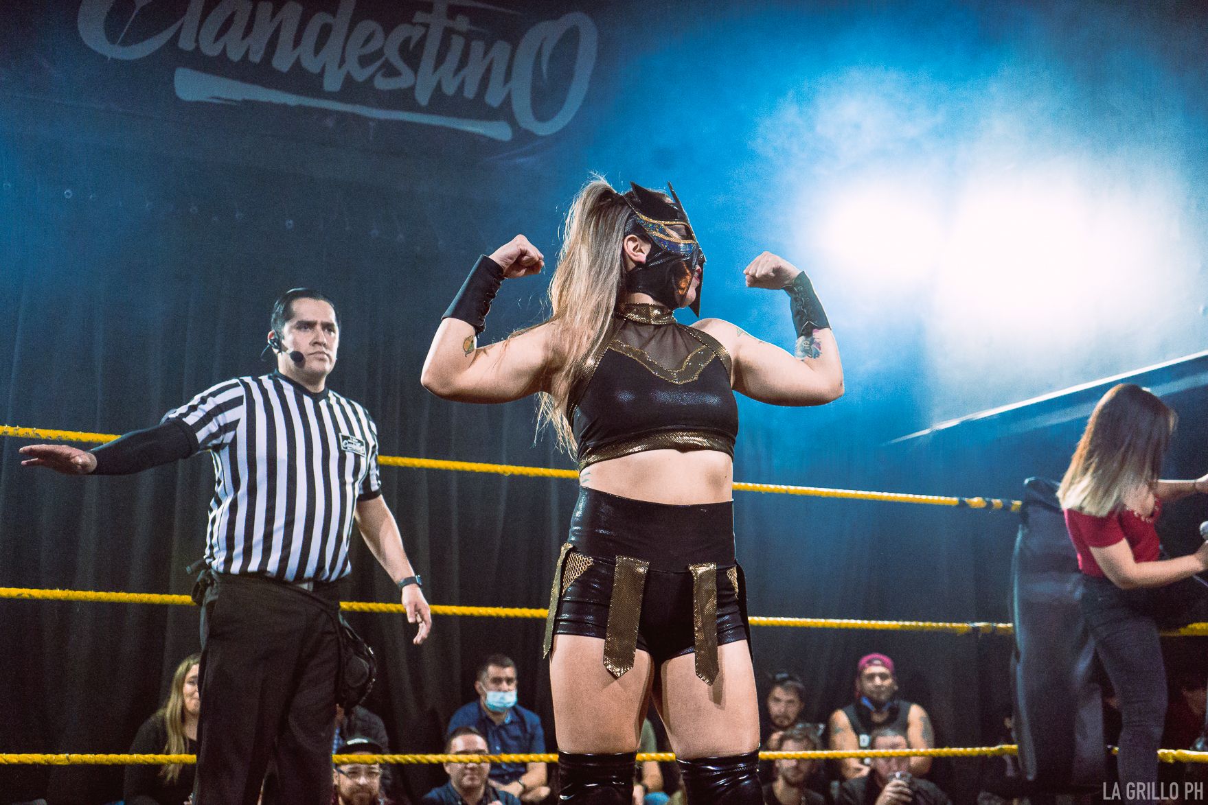 Sara haciendo una pose muscular en el centro del ring