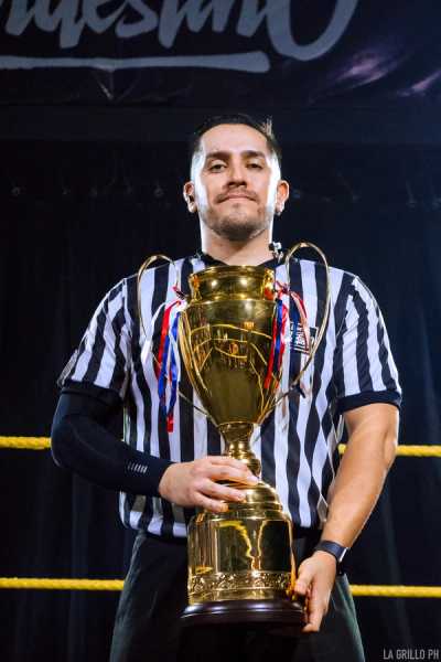 Ivan Navarro sosteniendo la copa en el ring