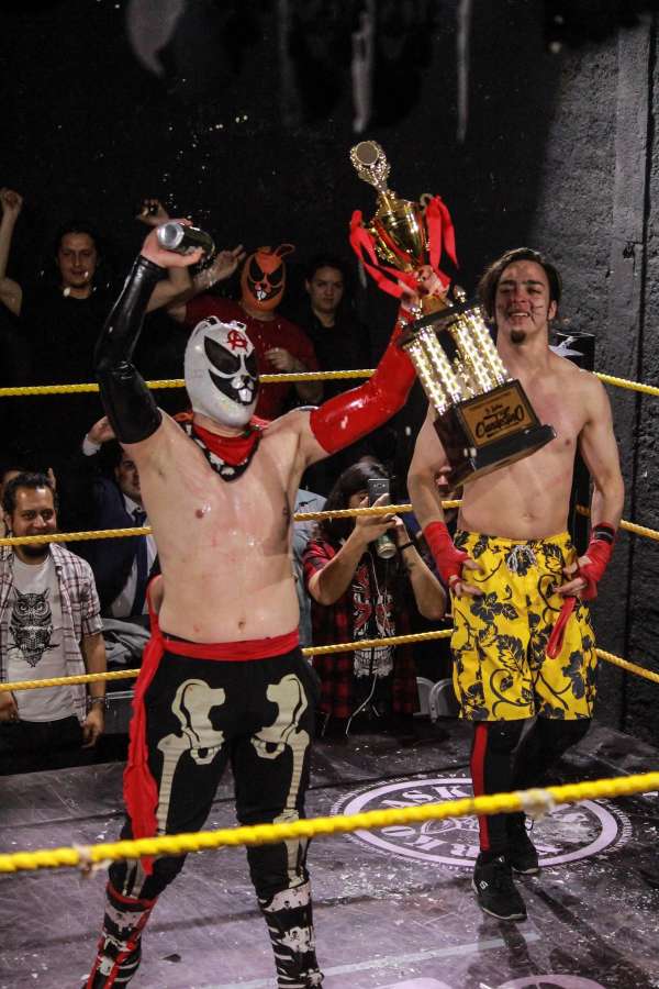 Anarko con la copa de ganador del Torneo Deathmatch