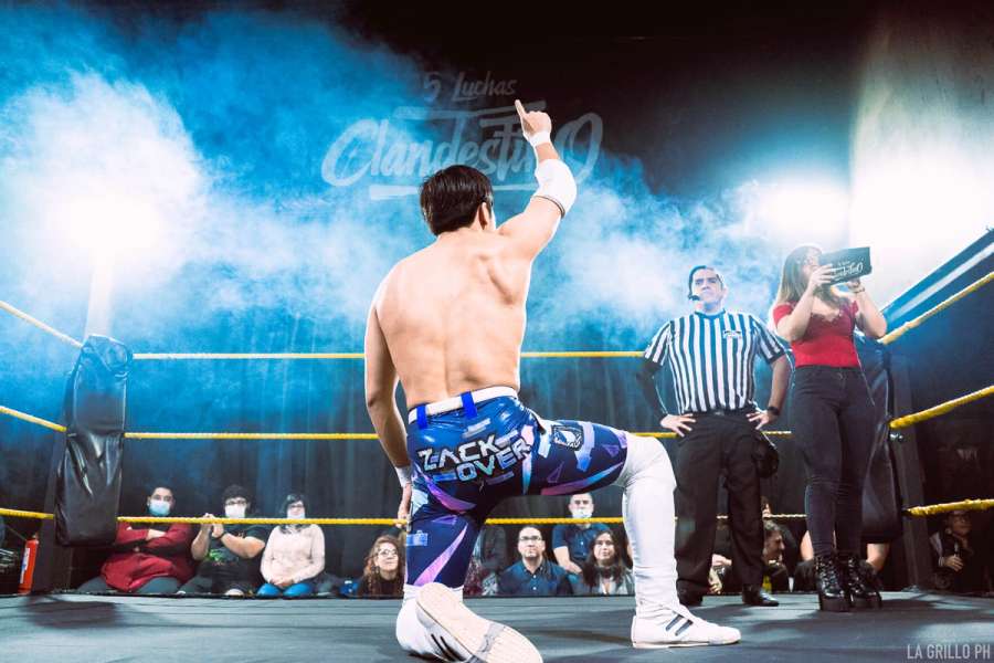 Zack apuntando hacia arriba en el centro del ring