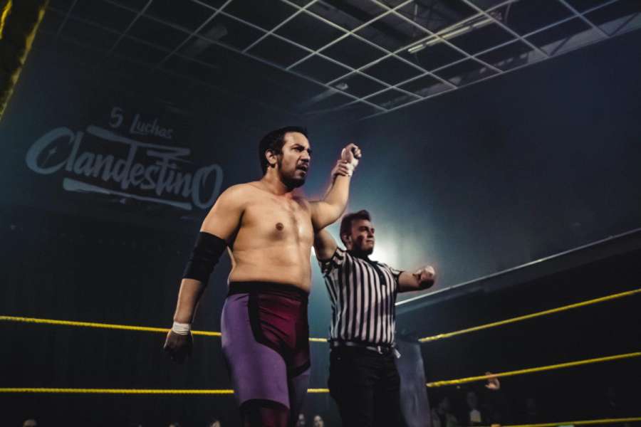 El arbitro levanta la mano de Max señalandolo como ganador.