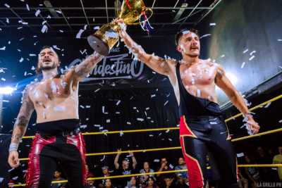 Axel junto a Owen, levantando la copa de ganadores del torneo tag team 2023