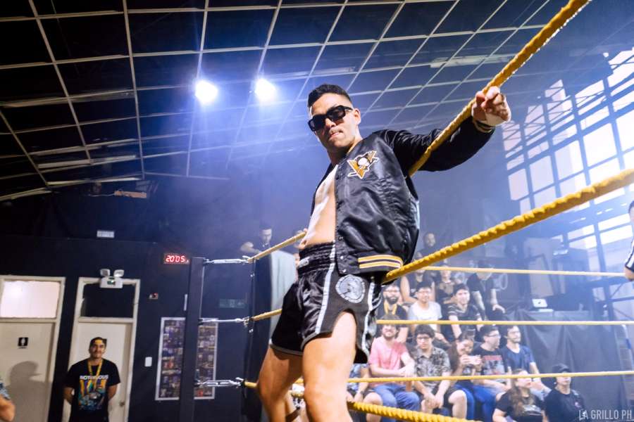 Mauri haciendo una pose antes de entrar al ring, apoyado en la tercera cuerda