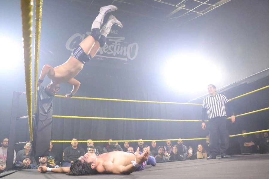 Mr. keyton aplicando plancha encima de Zack Over