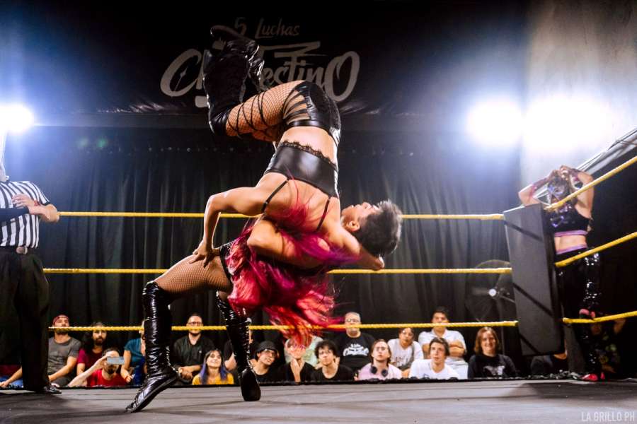 Camilove aplicando un suplex a Divina