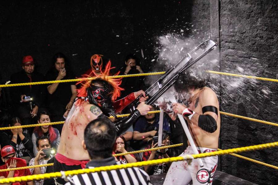 Anarko reventando en la cabeza de Fear  tubos con una silla