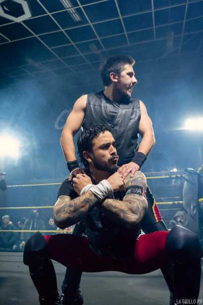 Axel posando junto a Owen sobre el ring
