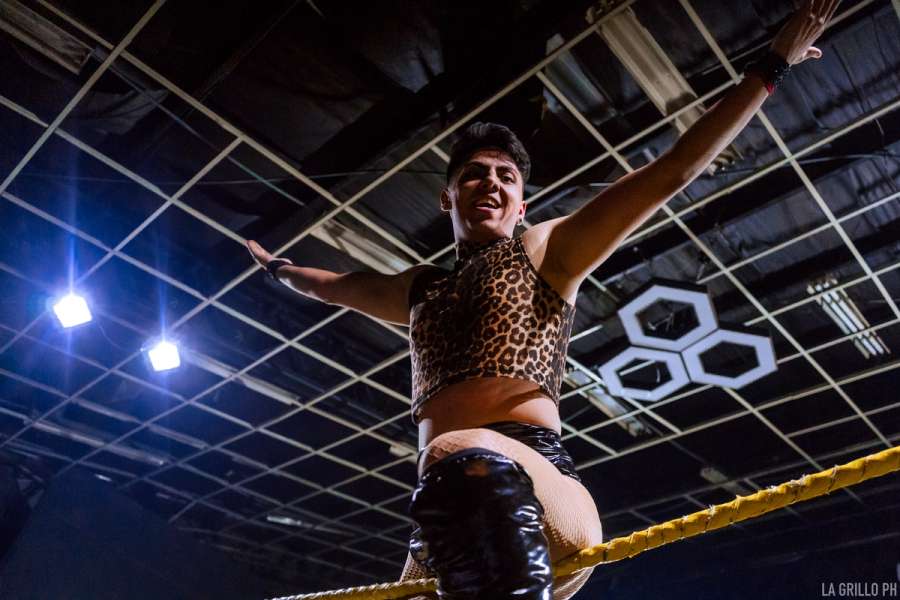 Camilove abriendo los brazos apoyado en las cuerdas del ring