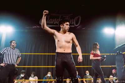 Juan en el centro del ring levantando su puño derecho