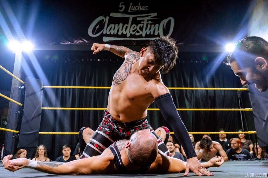 Jin Kyle golpeando en la lona del ring a Límite