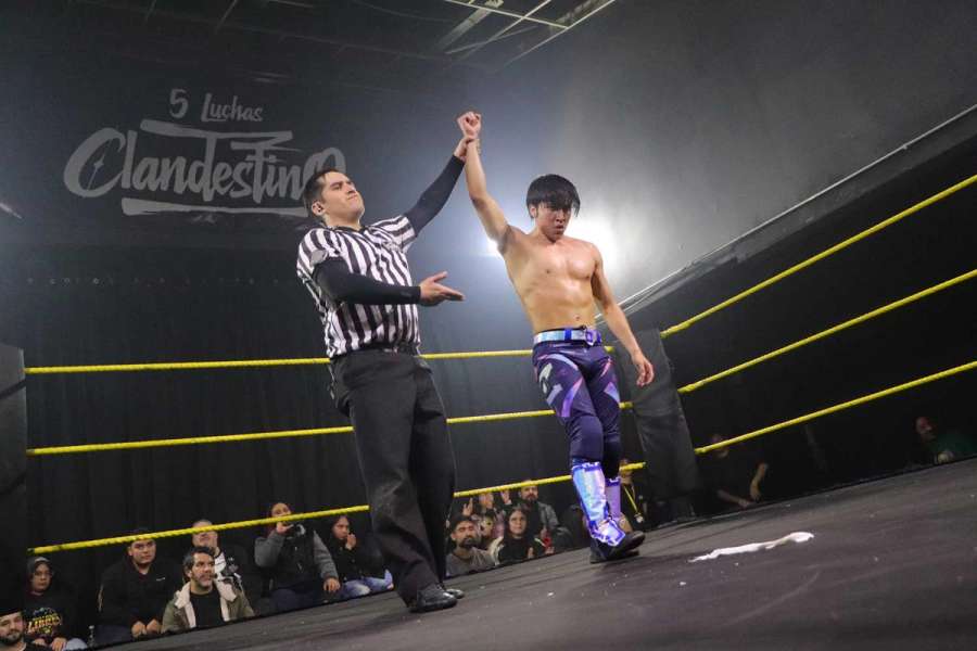 Ivan Navarro levanta la mano de Zack Over para declararlo como ganador