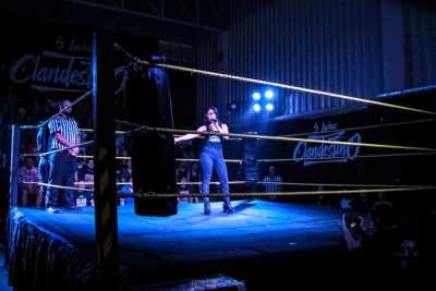 Natalia en el centro del ring con iluminación directa a ella