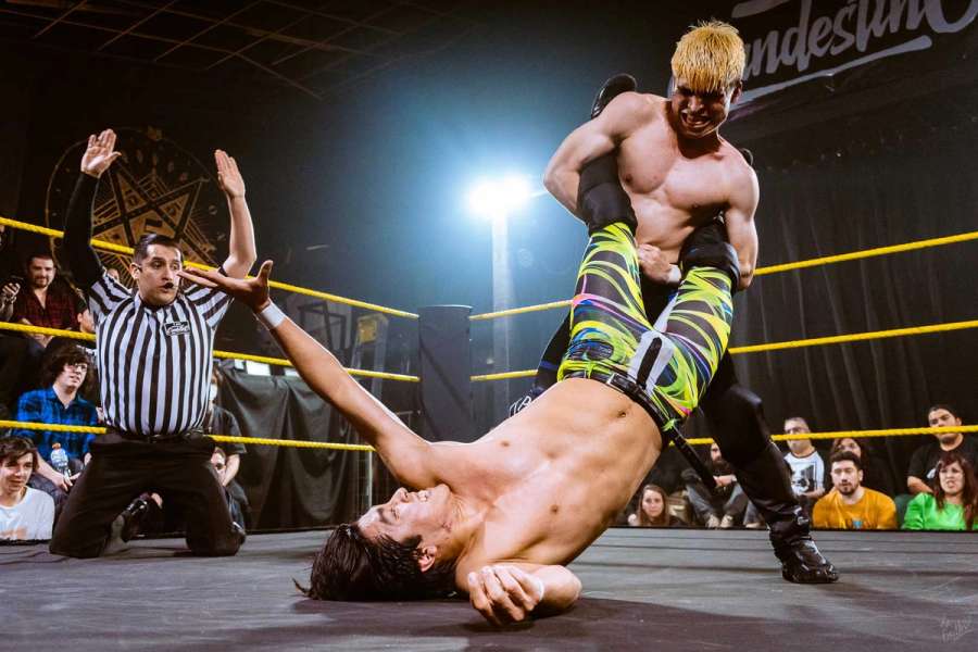 Llank intentando aplicar llave cangrejo a Zack