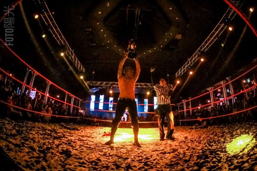 Billy Rocka en el centro del ring levantando la copa "King of Deathmatch" 2019
