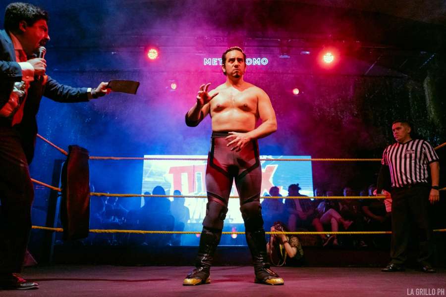 Max en el centro del ring siendo presentado por Juan Ignacio Gutierrez