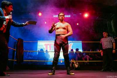 Max en el centro del ring siendo presentado por Juan Ignacio Gutierrez