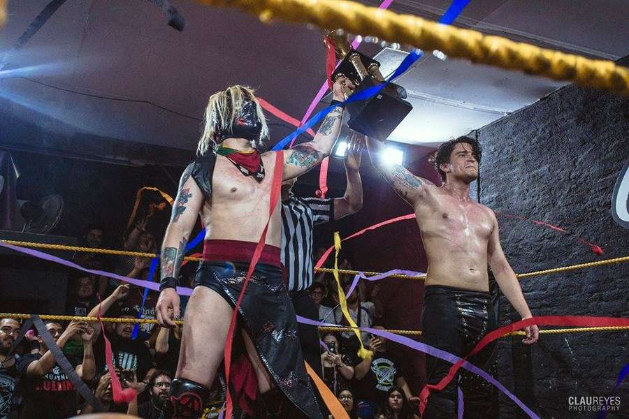 Billy Rocka junto a Anarko Montaña levantando la copa de ganador del Torneo Tag Team 2018