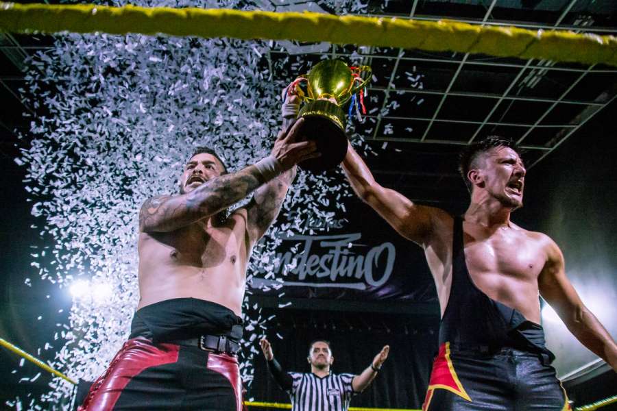 Owen y Axel levantando la copa de ganadores del Torneo Tag Team 2023