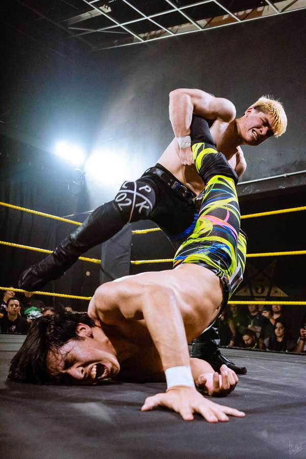 Llank intentando aplicar llave cangrejo a Zack 