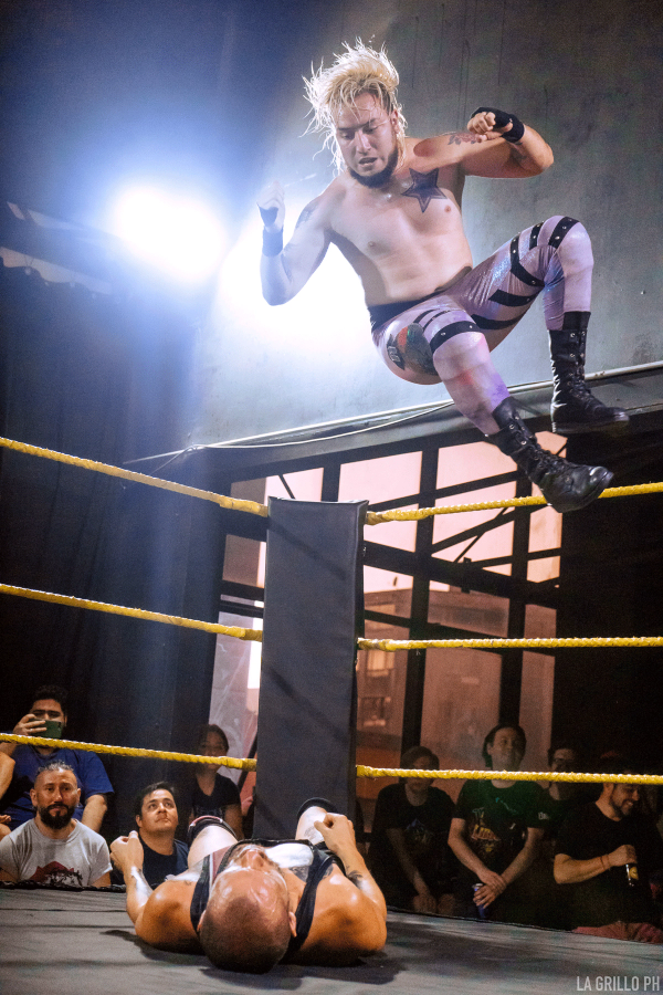 Alessandro en el aire cayendo sobre su rival