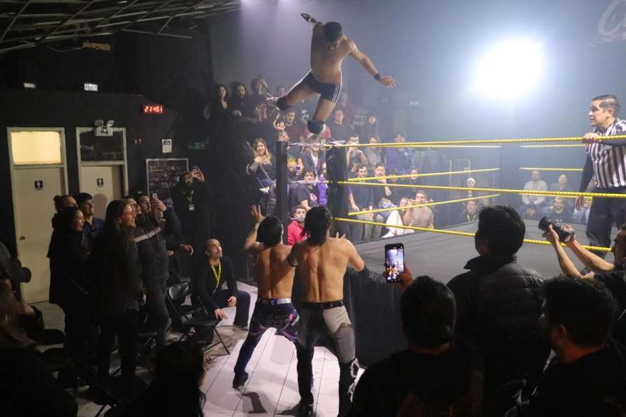 Mr. Keyton volando fuera del ring