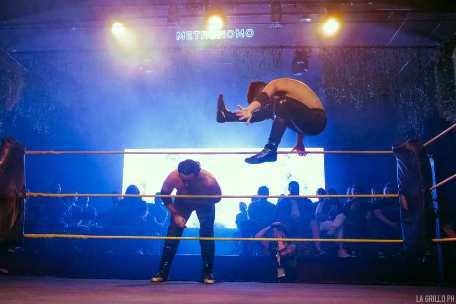 Juan en el aire a punto de golpear a su rival en la nuca con un machetazo de piernas