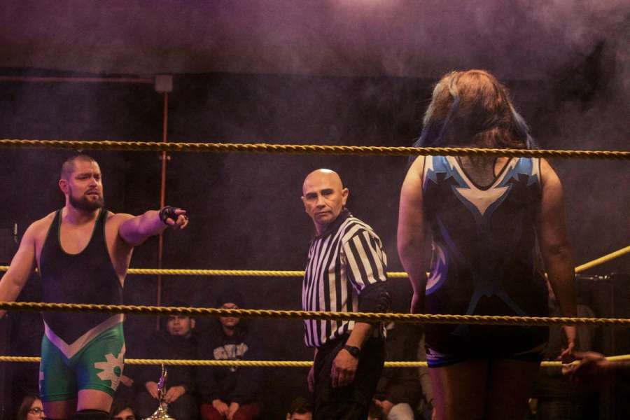Engranaje Jack y Domina en el ring disputando la final del Torneo Peso Pesado 2017