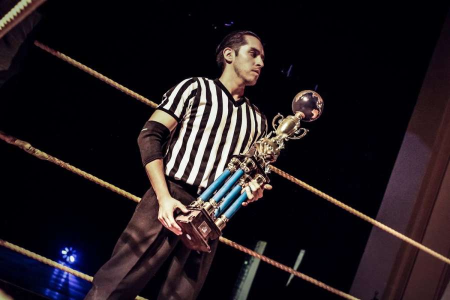 Ivan sosteniendo la copa de Rey Clandestino en el ring