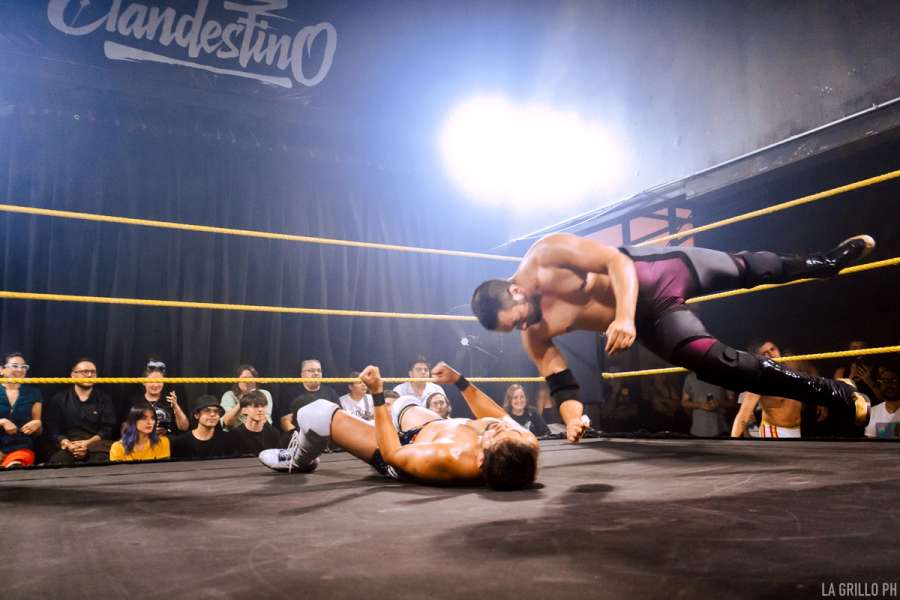 Max dando un cabezazo a Mr. Keyton en el centro del ring
