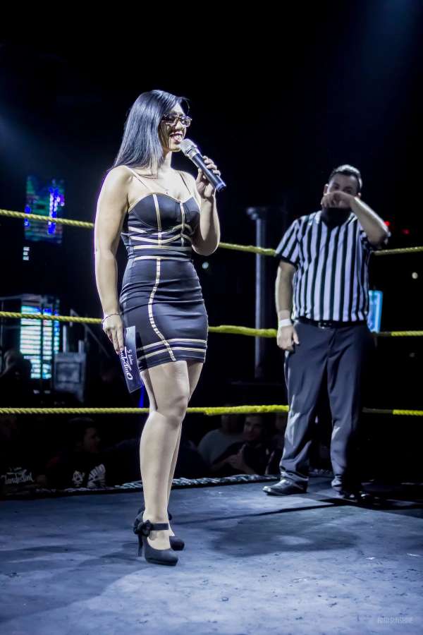 Natalia presentando en el centro del ring