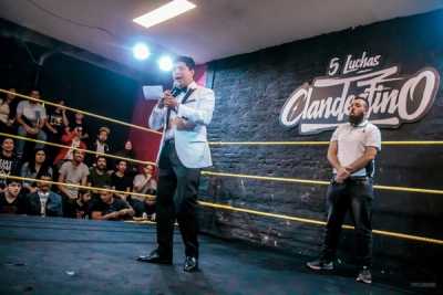 Juan Ignacio presentando en el centro del ring
