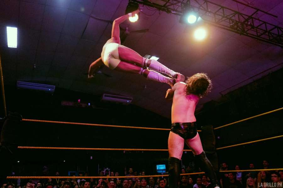 Dylan aplicando una dropkick a Pedro Pablo