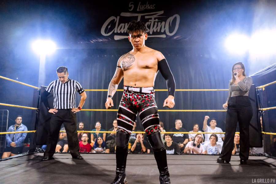 Jin Kyle mirando fijamente a la cámara en el centro del ring