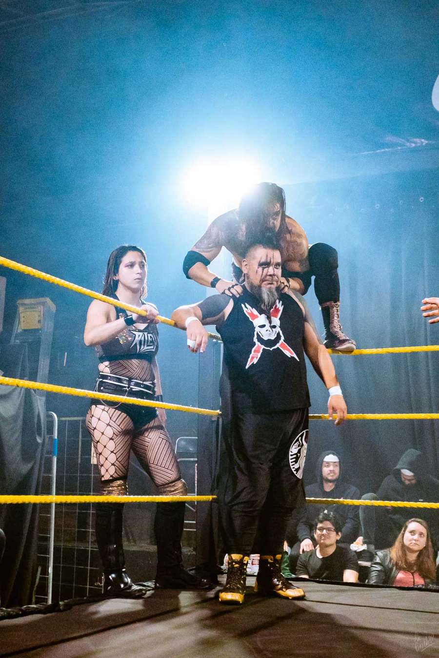 Riley, Alcold y Comeniños en la esquina del ring