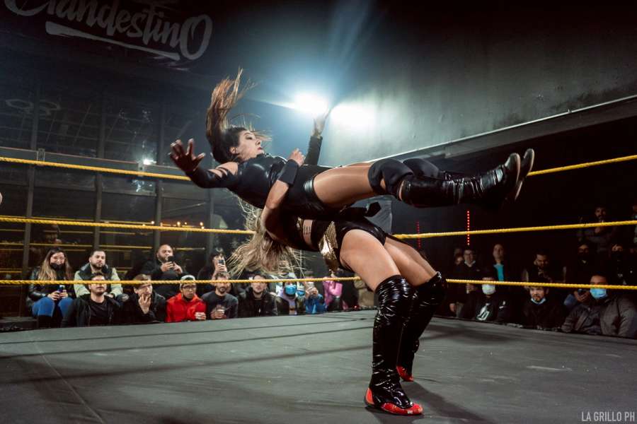 Sara dando un suplex a Alexandra