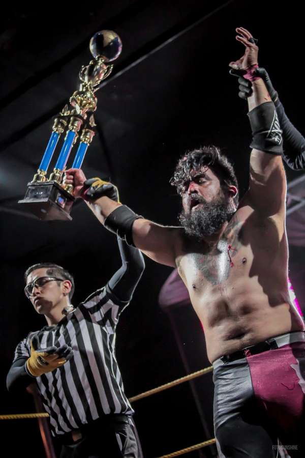 Alcold levantando las manos con la copa de ganador del Torneo Deathmatch