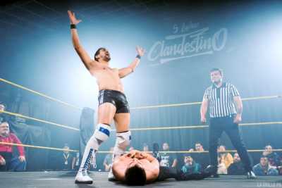 Mr. Keyton levantando las manos en el centro del ring con un Juan en el suelo