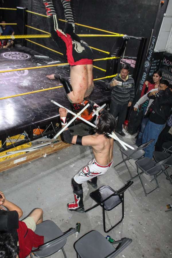 Anarko Montaña volando para fuera del ring encima de Fear