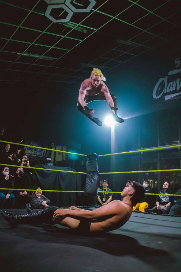 Alessandro aplicando su plancha 5 estrellas