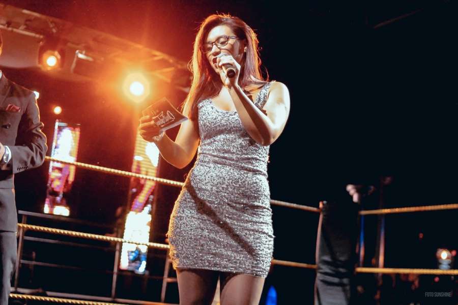 Natalia en el centro del ring con una luz a su espalda