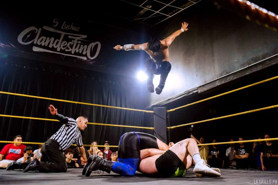 Zack saltando desde la tercera cuerda sobre sus rivales para cortar una cuenta